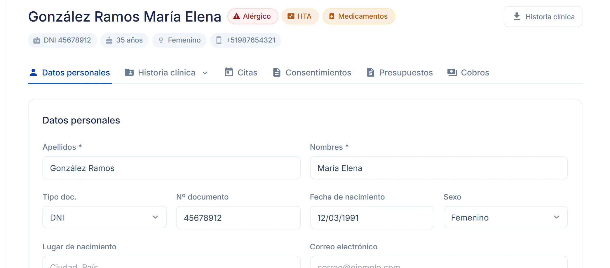 La cabecera del expediente de una paciente con sus pestañas: Datos personales, Historia clínica, Citas, Consentimientos, Presupuestos y Cobros